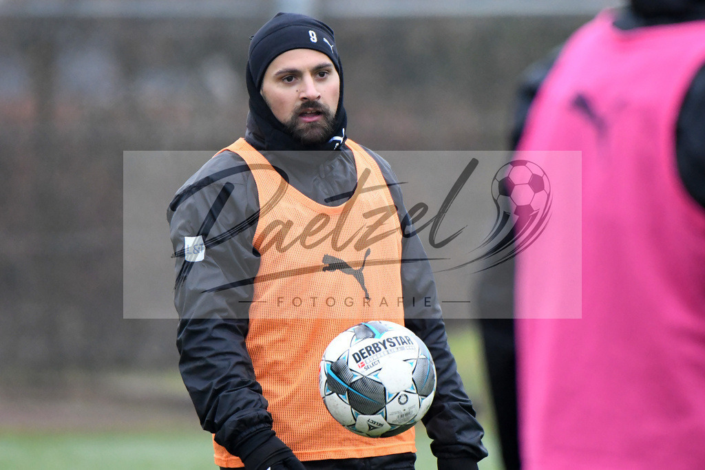 20200125_TRAOSN_0080 | Fußball, Herren: Marcos Alvarez (VfL Osnabrück) schaut beim Training des VfL Osnabrück am 25.01.2020 im Sportpark Illoshöhe in Osnabrück, Deutschland.(Foto von Nico Paetzel) - Realisiert mit Pictrs.com