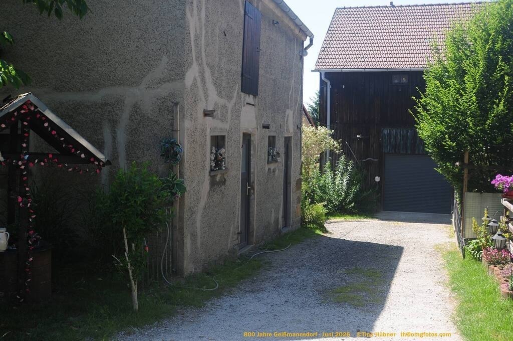 Geißmannsdorf-2026-Ortsbilder-574 | Geißmannsdorf bei Bischofswerda im Sommer 2026. Ein fotografischer Streifzug durch das Dorf Geißmannsdorf, mit Gebäuden, Straßen, Strohpuppen und geschmückten Vorgärten und Grundstücken anlässlich der 800-Jahr-Feier von Geißmannsdorf im Juni 2026 - Realisiert mit Pictrs.com