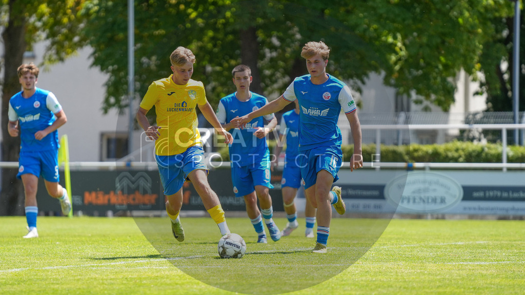 Fußball, Herren, Saison 2025/2026, 3. Luckenwalder Turmpokal, Werner-Seelenbinder-Stadion Luckenwalde, Spiel: FSV 63 Luckenwalde vs. F.C. Hansa Rostock U19,  | Fußball, Herren, Saison 2025/2026, 3. Luckenwalder Turmpokal, Werner-Seelenbinder-Stadion Luckenwalde, Spiel: FSV 63 Luckenwalde vs. F.C. Hansa Rostock U19,  Im Bild: Fritz Schröder (l. Luckenwalde) und Robin Falk (r. Hansa) - Realisiert mit Pictrs.com