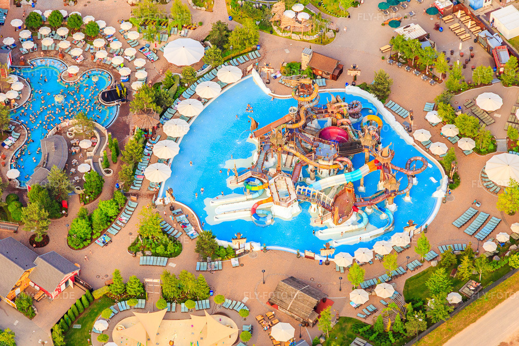 Luftbild: Svalgurok, Spiralrok - Spiral-Rutsche und Slalomrok - wilde Slalom-Rutsche im Rulantica im Europapark Rust in Rust im Bundesland Baden-Württemberg in Deutschland. Foto: IMG_147261.jpg vom 29.05.2025 durch Werner Riehm/FLY-FOTO.deico_erklaerung_service_information