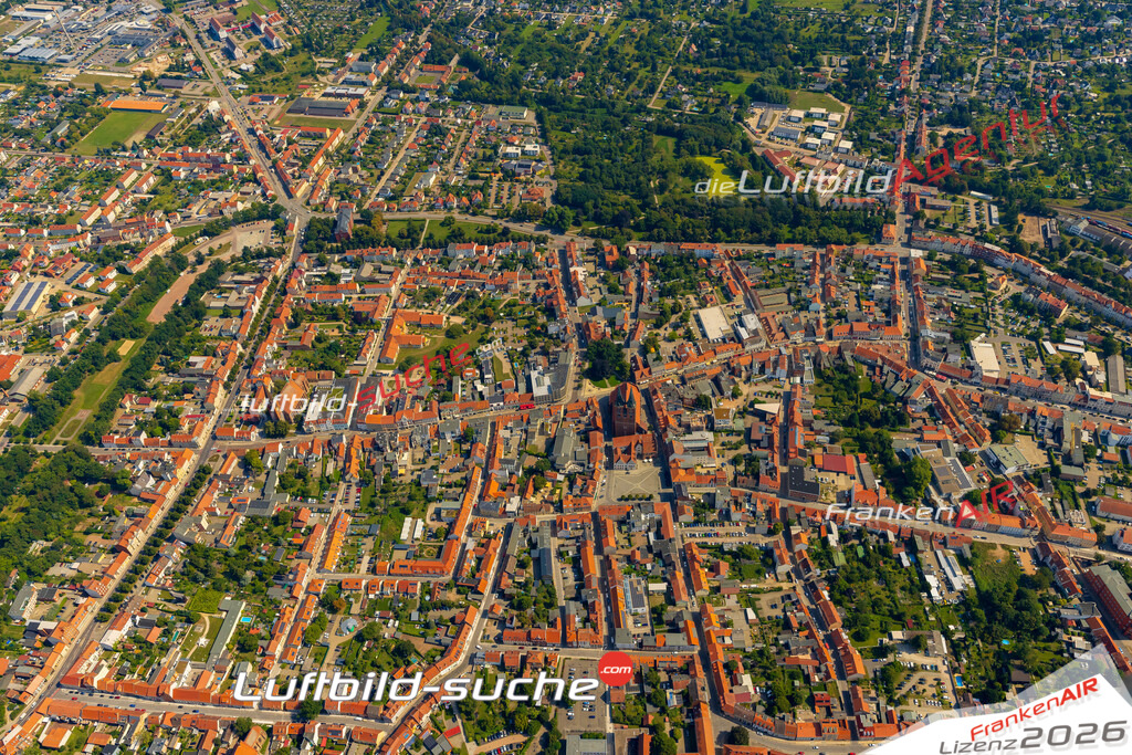 Stadt Stendal von Oben- Die Luftaufnahme wurde 2025 vom UL-Flugzeug heraus erstellt ( keine Drohnenaufnahme ) - Hochauflösende Luftaufnahme - für Wandbilder und großformatige Ausdrucke geeignet. Das besondere Geschenk!Hier alle&nbsp;Infos zur Lizenzierung der LuftaufnahmeWir fliegen auch dieses Jahr wieder in Ihre Region um Luftbilder zu erstellen.- Luftbild anfragen