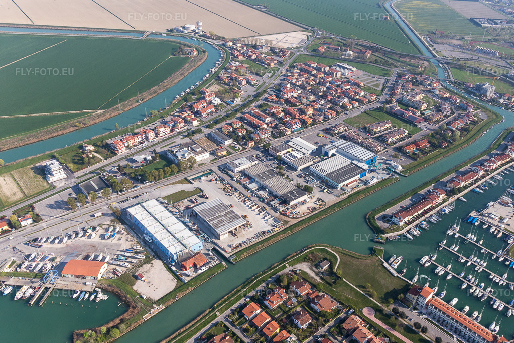 Vue aérienne: Vue de la ville à Caorle dans le département Vénétie, Italie. Photo: IMG_097983.jpg prise le 03/04/2017 par Werner Riehm/FLY-FOTO.eu – Résolution de l'original: 4455 x 2970 px