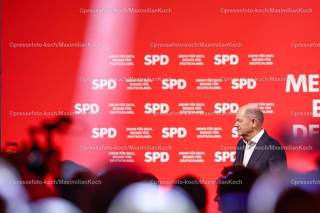 SPD21022502318 | 21.02.2025, Wahlkampfveranstaltung SPD,  Abschlusskundgebung der Sozialdemokratische Partei Deutschlands vor den Bundestagswahlen, Westfalenhalle Dortmund. Im Bild: Bundeskanzler der Bundesrepublik Deutschland und Spitzenkandidat der SPD - Olaf Scholz (SPD)