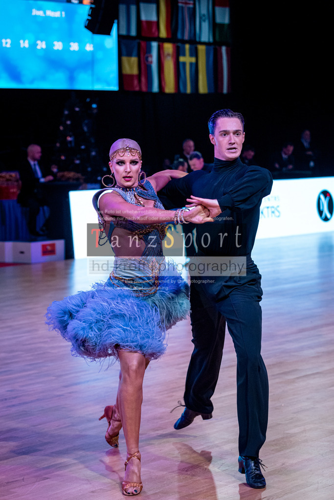 20251212_WDSF_World_Ch_Cup_RS-Lat_0914-2 | Tanzsportbilder, Standardtanz, Lateintanz, WDSF, DTV, LTVB, dancecomp, goc, hessen tanzt, blaues band der spree, walzer, tango, wiener walzer, slowfox, quickstepp, samba, rumba, cha-cha-cha, paso doble. jive, hd-kroft photography, turniertanzsport