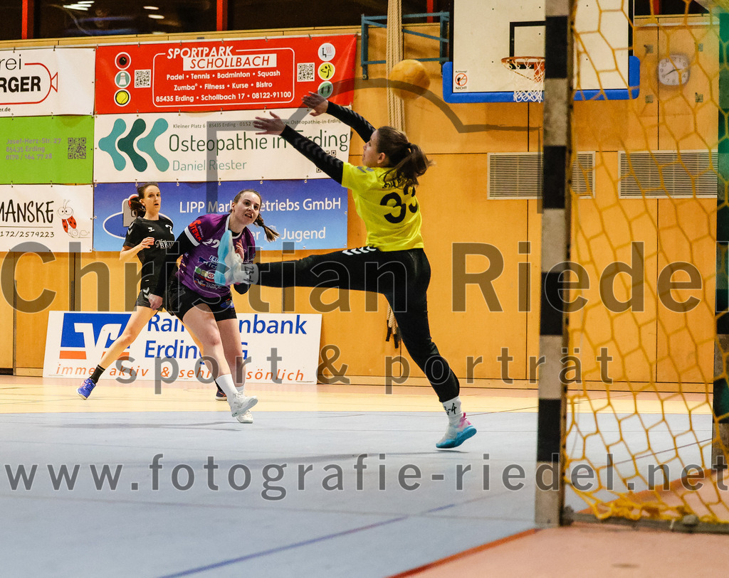 2024-02-10_099_SpVgg_Altenerding_gegen_SVA_Palzing | Erding, Deutschland, 10.02.2024:
Handball, Bezirksoberliga Frauen Altbayern 2023 / 2024, 14. Spieltag, SpVgg Altenerding gegen SVA Palzing, Endergebnis: 27:28

Johanna Taubmann (SpVgg Altenerding, #22), Torfrau Sandra Huber (SVA Palzing, #33)

Foto: Christian Riedel / fotografie-riedel.net