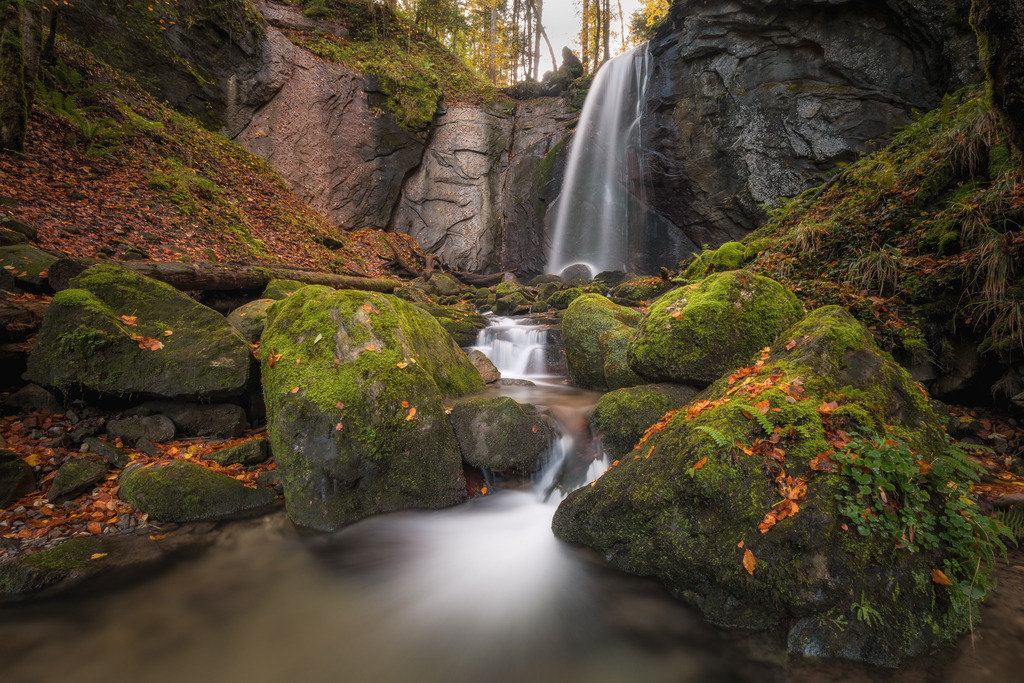 Wasserfall Finstersee | Im Herbst stechen die bunten Blätter wunderschön heraus - Realisiert mit Pictrs.com