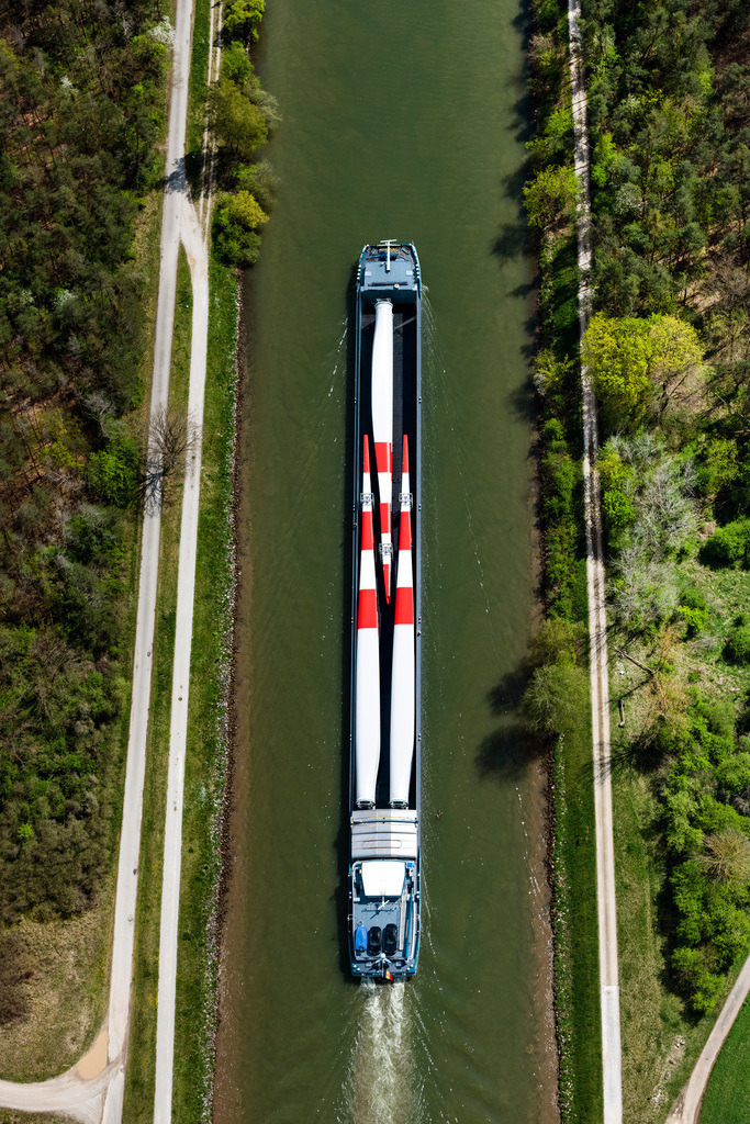 dr__0095819.jpg | BAMBERG 28.04.2022 Schiffe und Schleppverbände der Binnenschiffahrt in Fahrt auf der Wasserstraße des Flußverlaufes der Regnitz beladen mit großen Windrad Blättern in Bamberg im Bundesland Bayern, Deutschland. // Ships and barge trains inland waterway transport in driving on the waterway of the river of Regnitz beladen with grossen Windrad Blaettern in Bamberg in the state Bavaria, Germany. Foto: Daniel Reiter