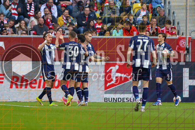 22.03.2026, GER, Fussball, Herren, 2. BL, Saison 2025/2026, Fortuna Düsseldorf - Hertha BSC Berlin | Fabian Reese (Hertha) Torjubel, jubelt mit seiner Mannschaft nach dem Treffer zum 1:1 