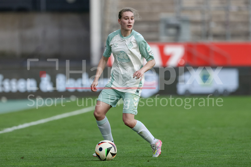 Fussball, Google Pixel Frauen-Bundesliga, SGS Essen - SV Werder Bremen | v.li.: Maria Penner (SV Werder Bremen, 33) am Ball, Freisteller, Einzelbild, Ganzkörper, Aktion, Action, Spielszene, DIE DFB-RICHTLINIEN UNTERSAGEN JEGLICHE NUTZUNG VON FOTOS ALS SEQUENZBILDER UND/ODER VIDEOÄHNLICHE FOTOSTRECKEN. DFB REGULATIONS PROHIBIT ANY USE OF PHOTOGRAPHS AS IMAGE SEQUENCES AND/OR QUASI-VIDEO.