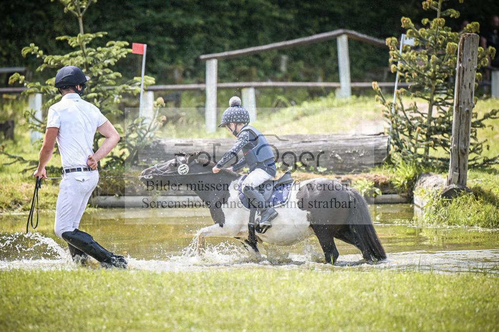 DOS_5647 | Entdecke hochwertige Reitturnierfotos von Foto Oger. Professionell, emotional und authentisch – jetzt Lieblingsmomente im Shop bestellen.Deutschlandweite Turnierfotografie. - Realisiert mit Pictrs.com