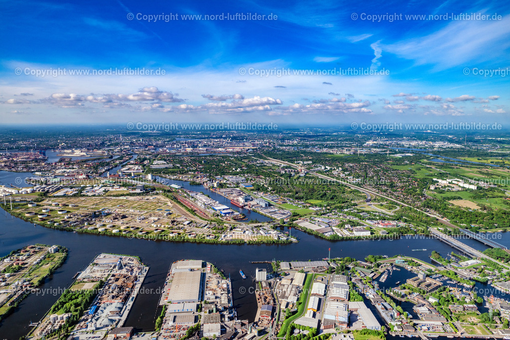 Hamburg_Wilhelmsburg_Hohe_Schaar_ELS_9757070524 | HAMBURG 07.05.2024 Mineralöl - Hochtanklager des Shell Technology Centre Hamburg an der Süderelbe hinter dem Logistikzentrum von DB Schenker in Hamburg, Deutschland. Weiterführende Informationen bei: Nynas GmbH & Co KG,  Schenker Deutschland AG,  Shell Deutschland Oil GmbH. // Mineral oil - tanks of Shell Technology Centre Hamburg on the sourthern Elbe in Hamburg, Germany. Further information at: Nynas GmbH & Co KG,  Schenker Deutschland AG,  Shell Deutschland Oil GmbH. Foto: Martin Elsen