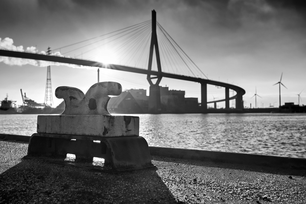 hamburger hafen koehlbrandbruecke schwarzweiss bild auf leinwand acrylglas | Kaufen Sie Hamburg Bilder und Hamburg Fotos auf Leinwand, Acrylglas, Alu-Dibond, oder als Poster in Hamburgs großer Onlinegalerie. Elbphilharmonie Bilder, Hamburger Hafen, Speicherstadt, Alster und viel mehr.