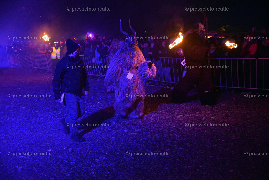 news-2022-Dez03-Krampusumzug-Reutte-WTV_5931 | Info aus dem Bezirk Reutte/Ausserfern Tirol sowie eine umfangreiche Bilddatenbank über die gesamte Region: Lechtal, Talkessel Reutte, Tannheimertal, Zwischentoren. Lech, Plansee, Zugspitze, Grenztunnel, B179, Fernpassstraße, Verkehr, Lawinen, Tradition, - Realisiert mit Pictrs.com