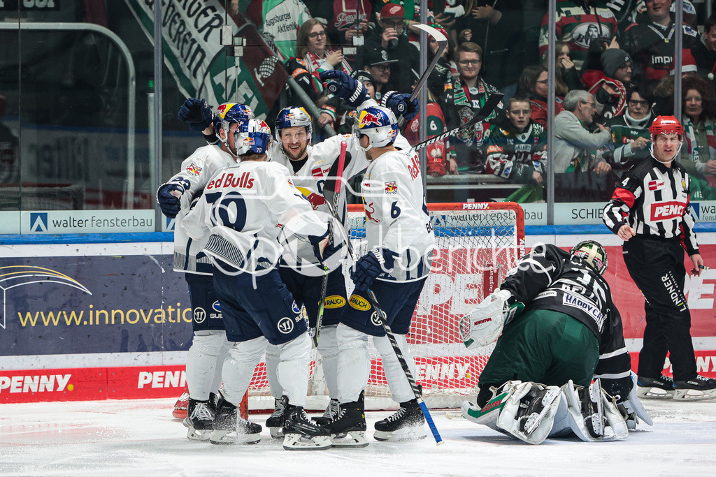Augsburger Panther - EHC Red Bull Muenchen | Jubel der Gaeste nach dem Treffer zum 0-1 durch Maximilian KASTNER (RBM #93)