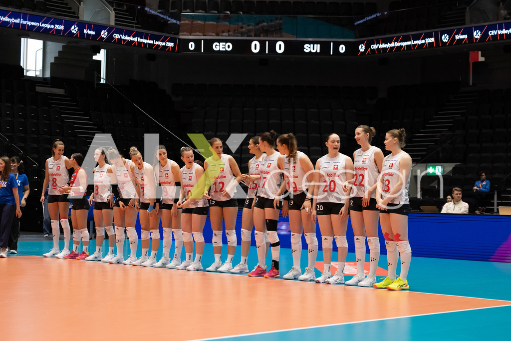 Georgia v Switzerland - CEV European League Women | KRIENS, SWITZERLAND - JUNE 12: Team of Switzerland during the national anthem at the CEV European League match between Georgia and Switzerland at Pilatus Arena on June 12, 2026 in Kriens, Switzerland. - Realisiert mit Pictrs.com