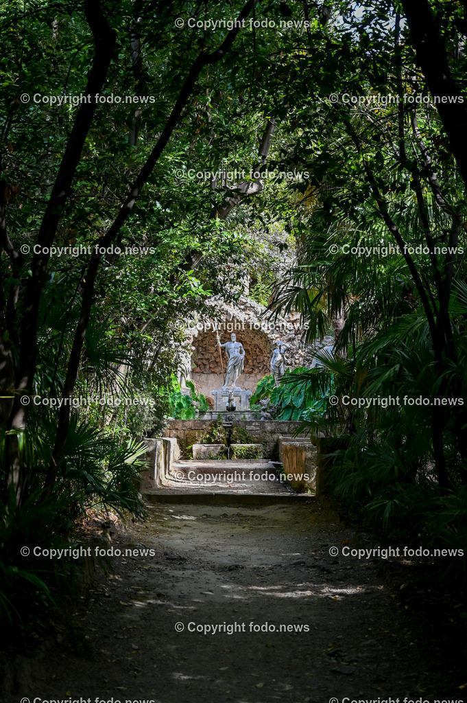 Arboretum von Trsteno_ Kroatien_ 11.10.2023-98 | 11.10.2023, Kroatien, HRV, Trsteno im Bild Arboretum, Trsteno, Hafen, Pflanzen, Brunnen, Neptunbrunnen, Wege, Palmen, Eukalyptus, Lorbeer, Kakteen, Zitrus, Oliven, Filmkulisse Game of Thrones

Das Arboretum von Trsteno befindet sich etwa 18 Kilometer nordwestlich der Stadt Dubrovnik im Sueden Kroatiens. Als einziges Arboretum an der oestlichen Adria-Kueste stellt es die aelteste Sammlung exotischer Baeume und Pflanzen des Landes dar.
Die Gartenanlage befindet sich entlang der Kuestenstraße zwischen den Ortschaften Orašac und Slano.
Quelle: Wikipedia