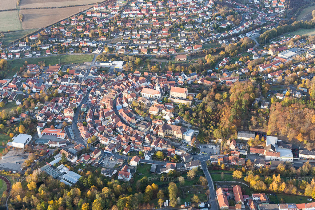 Luftbild: Ortsansicht der Straßen und Häuser der Wohngebiete in Arnstein im Bundesland Bayern in Deutschland. Foto: IMG_112394.jpg vom 02.11.2018 durch Werner Riehm/FLY-FOTO.de