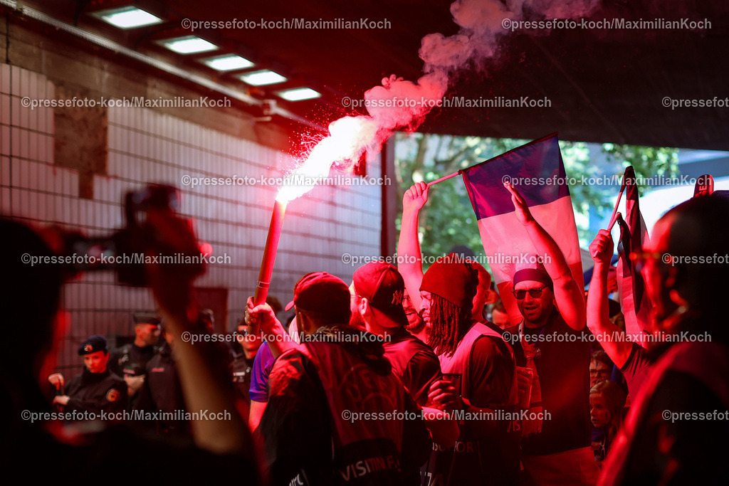 HHmx05072401013 | 05.07.2024, Hamburg, EURO2024 FRANCE VS PORTUGAL Fans and Unterstützer von Frankreich vor dem Fußballspiel zwischen der Nationalmannschaft  von France (les Bleus) und Portugal im Viertelfinale knock out game der UEFA EURO, EM, Europameisterschaft, Fussball 2024 tournament. Fanmarsch von Schnellingen zum Stadion vor dem Spiel. Polizeibeamte Festnahme Fan mit bengalischem Feuer im Tunnel