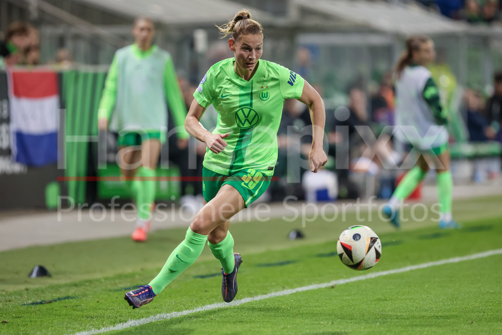 Fussball, UEFA Womens Champions League, VfL Wolfsburg - AC Florenz | v.li.: Sarai Linder (VfL Wolfsburg, 39) am Ball, Einzelbild, Ganzkörper, Aktion, Action, Spielszene