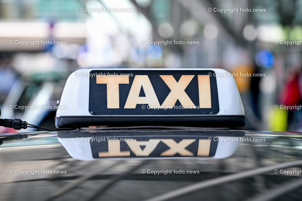 Taxi_ Schild_ 25.03.2024-4 | 25.03.2024, Linz, AUT, Taxi, im Bild Taxi, Taxischild, Taxileuchte, Personentransport, Personenbefoerderung, Standplatz, Schild