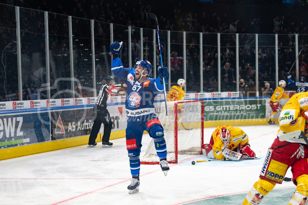 Playoffs: ZSC Lions - EHC Biel-Bienne | 04.04.2022, Zurich, Hallenstadion, Playoffs: ZSC Lions - EHC Biel-Bienne, #87 Marco Pedretti (ZSC) freut sich über das 2:0 in Unterzahl durch #62 Denis Malgin (ZSC), #44 Torhüter Dmitry Shikin (Biel) am Boden. - Realisiert mit Pictrs.com