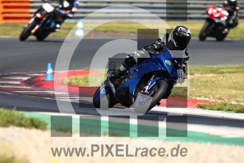 0881-20240812_01244 | Schöne Erinnerungen an spannende Momente - das festzuhalten ist unser Job. PIXELrace.de ist seit 2003 auf den Rennstrecken Europas unterwegs um die Action draußen beim Fahren und die wunderbare Stimmung imm Fahrerlager für euch einzufangen.