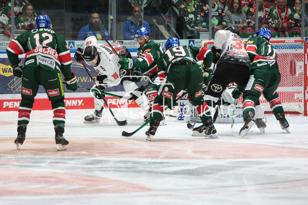 Augsburger Panther - Koelner Haie | Louis-Marc AUBRY (KEC #15) wird vor dem Tor der Augsburger bedraengt