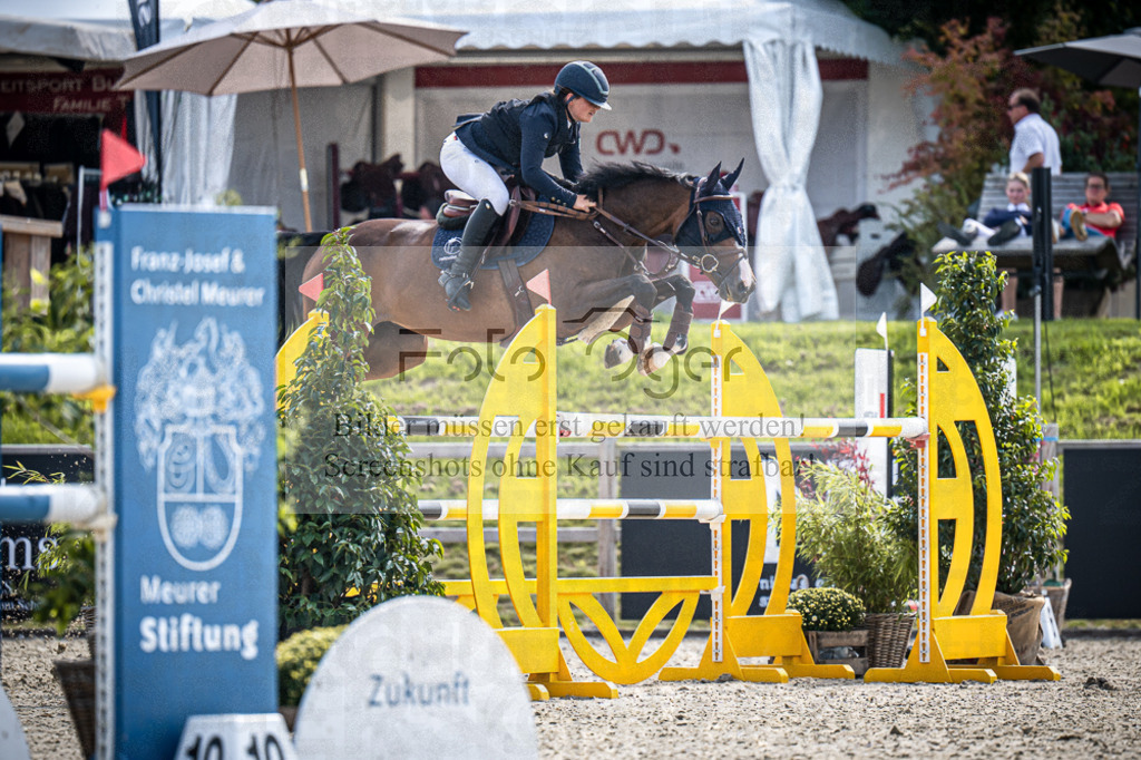 DOS_9368 | Entdecke hochwertige Reitturnierfotos von Foto Oger. Professionell, emotional und authentisch – jetzt Lieblingsmomente im Shop bestellen.Deutschlandweite Turnierfotografie. - Realisiert mit Pictrs.com
