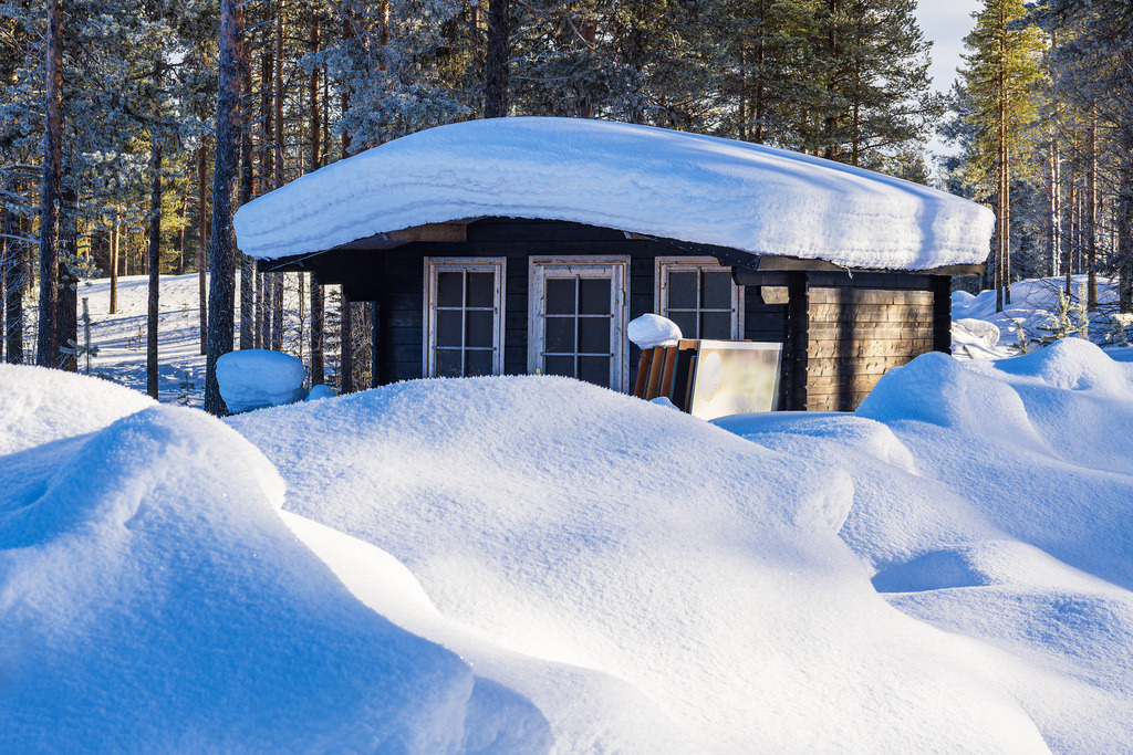 Landschaft mit Schnee und Holzhütte im Winter in Kuusamo, Finnland | Landschaft mit Schnee und Holzhütte im Winter in Kuusamo, Finnland.