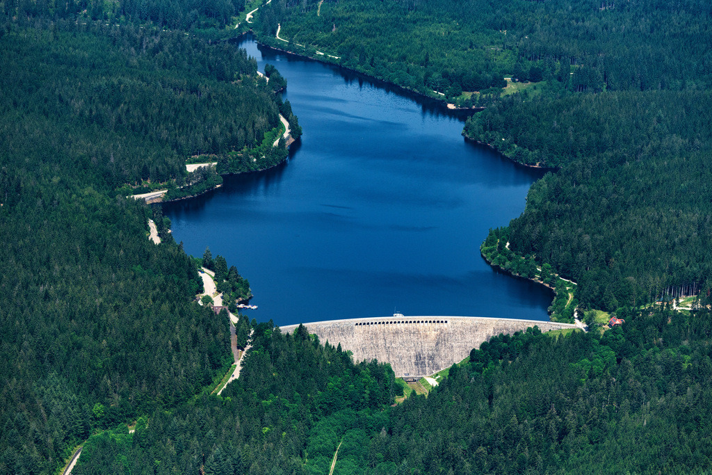 dr__0067269.jpg | FORBACH 17.06.2021 Schwarzenbach Talsperre - Staudamm und Uferbereiche am Stausee Schwarzenbach-Talsperre in Forbach im Bundesland Baden-Württemberg, Deutschland. // Dam and shore areas at the lake Schwarzenbach-Talsperre in Forbach in the state Baden-Wurttemberg, Germany. Foto: Daniel Reiter