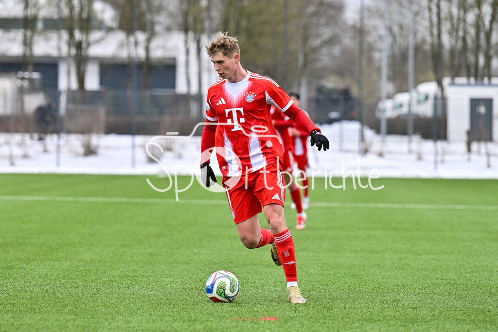 FC Bayern Amateure - SGV Freiberg Fussball | MUNICH, GERMANY - 29. JANUARY: im Duell Paul POLAUKE (SGV Freiberg 5) und Maycon Douglas CARDOZO (FC Bayern München II 10) während dem Testspiel zwischen den Amateuren des FC Bayern und dem SGV Freiberg Fussball am FC Bayern Campus