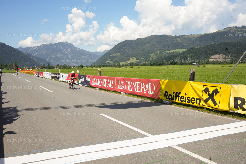 869_20230817_Bewerb_Maenner_Muehlanger | AUT - OESTERREICH, 2023-08-16: SPORT RENNRAD-FAHREN - 55. INTERNATIONALER RADWELTPOKAL IN ST. JOHANN IN TIROL  - Vintage-Radrennen mit WM-Bronze-Medaillen-Siegerin Christina Schweinberger, den Teilnehmer und Alexander Baumann (vom Orginastions-Team) - TAG 2 BEWERB MAENNER IN SECHS GRUPPEN  ; Foto: Roland Muehlanger