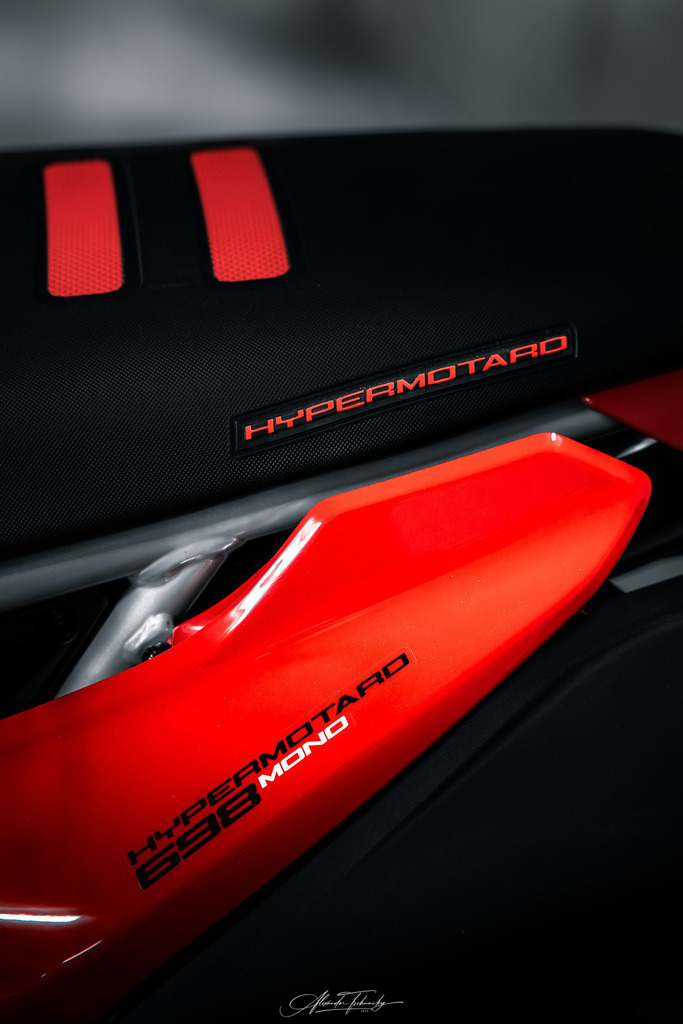 Hypermotard 698 Mono | Entdecken Sie die faszinierende Welt von Alexander Tschuncky Arts: Kreative Fotografie, atemberaubende Automobilkunst und hochwertiger Bilderdruck. Lassen Sie sich inspirieren! - Realisiert mit Pictrs.com