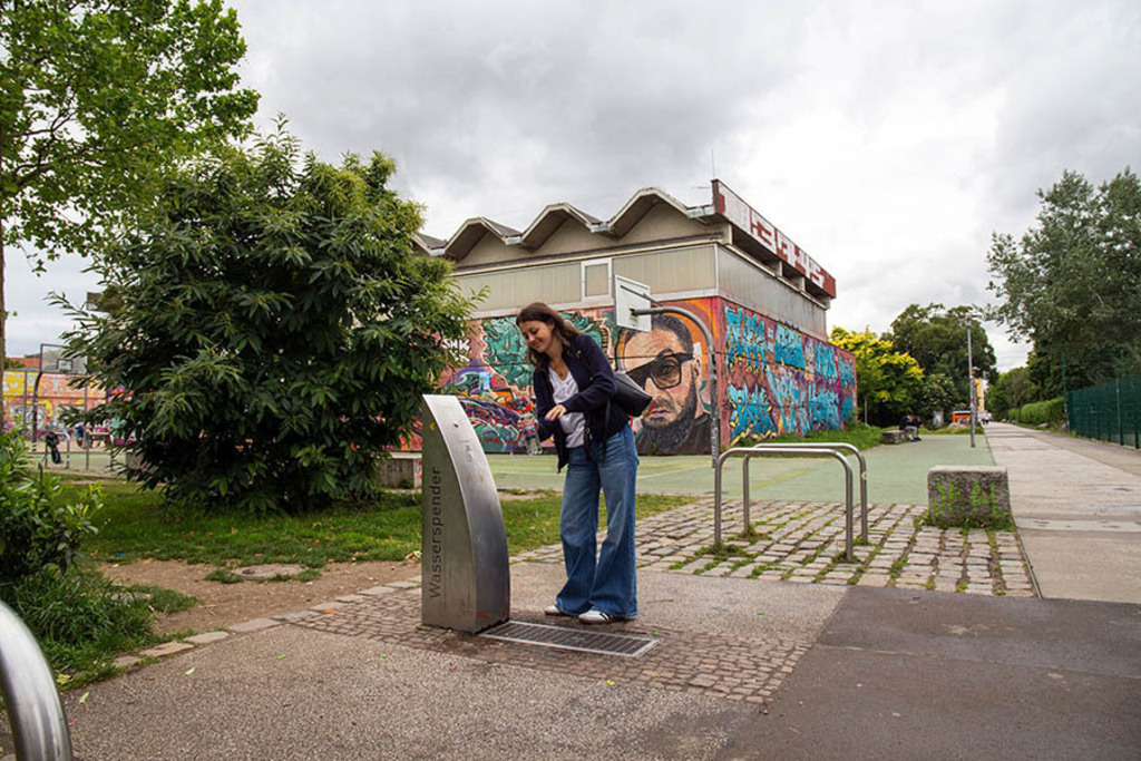 Leipziger Trinkbrunnen Im Stadtteilpark Rabet | Entdecke über 20 Kategorien Leipzig-Motive: Foto-Downloads, hochwertige Poster, Leinwand- & Fine-Art-Prints. Jetzt Lieblingsfoto im Bildlexikon Leipzig Shop bestellen!