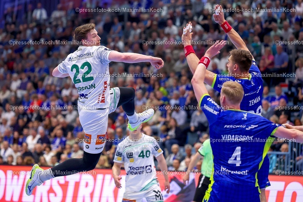 Gum30042601037 | 30.04.2026, Handball, 1. HBL, VfL Gummersbach - Frisch Auf! Göppingen, Saison 2025 / 2026 Herren, Schwalbe-Arena: Erik Persson (Frisch Auf Göppingen #22) wirft den Ball auf das Tor gegen Ellioi Snaer Vioarsson (VfL Gummersbach #04) Stepan Zeman (VfL Gummersbach #66) 