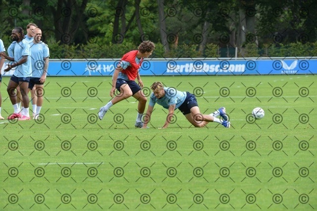 RGE_0160 | Hertha BSC, 2.Bundesliga, Herren, Fußball, Training auf dem Schenckendorffplatz, Dienstag 18.08. 2026, Saison 2026/27,  im Bild  li. Sofian Gouram ( Hertha BSC ),  Marton Dardai ( Hertha BSC ),  Fotograf: Ralf Gebhardt - Realisiert mit Pictrs.com