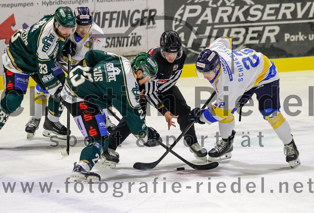 2025-12-05_069_TSV_Erding_gegen_Stuttgart_Rebels | Erding, Deutschland, 05.12.2025:Eishockey, Oberliga Süd 2025 / 2026, 23. Spieltag, TSV Erding gegen Stuttgart Rebels, Endergebnis: 5:6Marc Schmidpeter (Erding Gladiators, #33), Lukas Gaus (Erding Gladiators, #23), Wyatt Schingoethe (Stuttgart Rebels, #22)Foto: Christian Riedel / fotografie-riedel.net