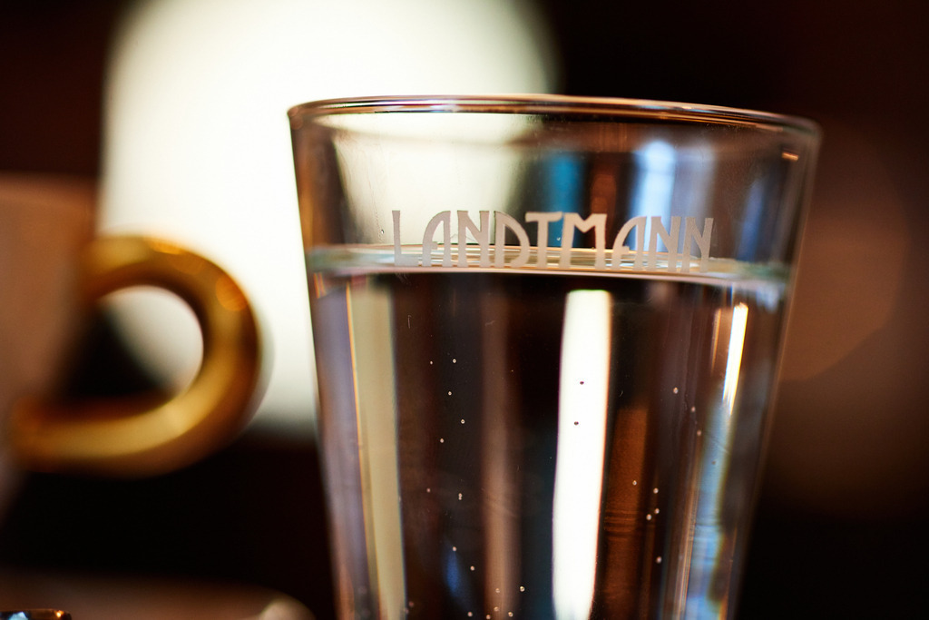 Cafe Landtmann Wasserglas mit Schriftzug | Wien, Austria - September 07, 2018: Cafe Landtmann Wasserglas mit Schriftzug. - Realisiert mit Pictrs.com