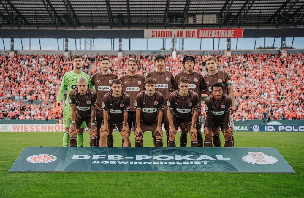 FCSP_YD-05597 | Der offizielle Shop für FC St. Pauli Fotos. Wähle aus Spielszenen & Fanmomenten dein FCSP Wunschformat. Wir liefern Millerntor-Atmosphäre.