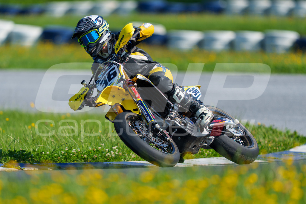 SuperMoto_Staatsmeisterschaft_Greinbach_088 | GRIPcapture steht für authentische Sportfotografie in Österreich – für Momente, die mehr sind als Geschwindigkeit oder Ergebnis. Es geht um Emotion, Spannung, Fokus und den Augenblick, der oft nur einen Wimpernschlag dauert.Ob Motorsport, Teamsport oder 