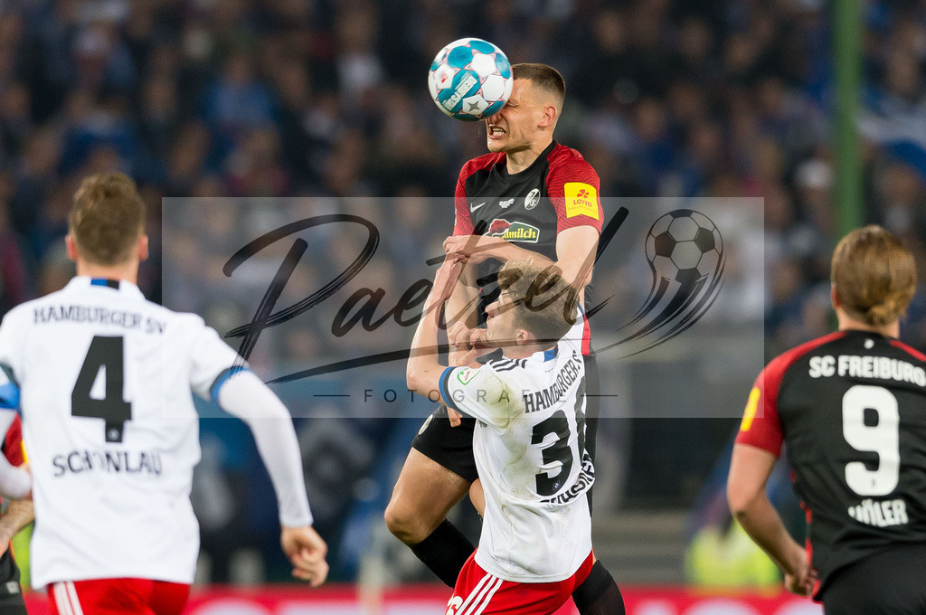 HSVSCF20220419_129 | Fussball, Herren: Maximilian Eggestein (SC Freiburg) und Anssi Suhonen (Hamburger SV) im Zweikampf beim DFB-Pokal-Halbfinalspiel zwischen Hamburger SV und SC Freiburg im Volksparkstadion am 19.04.2022 in Hamburg, Deutschland.DFB / DFL REGULATIONS PROHIBIT ANY USE OF PHOTOGRAPHS AS IMAGE SEQUENCES AND/OR QUASI-VIDEO. - Realisiert mit Pictrs.com