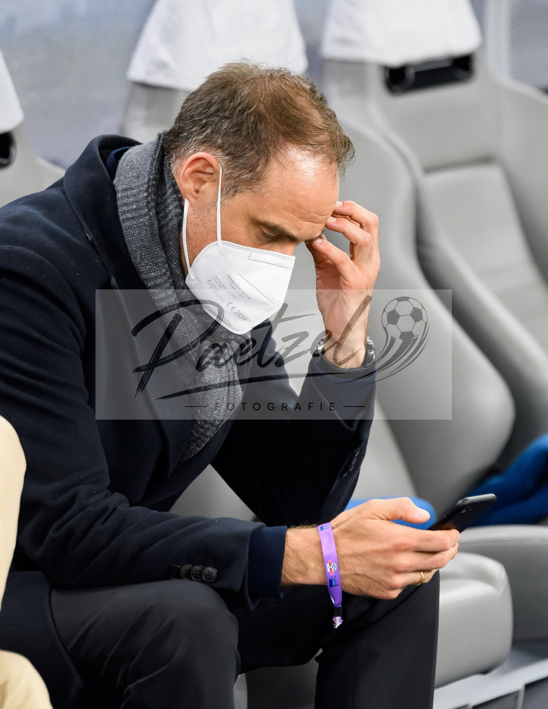 BSCRBL20220220_003 | Fussball, Herren: Geschaeftsfuehrer Oliver Mintzlaff (RB Leipzig) schaut bei dem Spiel der 1. Bundesliga zwischen Hertha BSC und RB Leipzig im Olypiastadion am 20.02.2022 in Berlin, Deutschland.DFB / DFL REGULATIONS PROHIBIT ANY USE OF PHOTOGRAPHS AS IMAGE SEQUENCES AND/OR QUASI-VIDEO. - Realisiert mit Pictrs.com