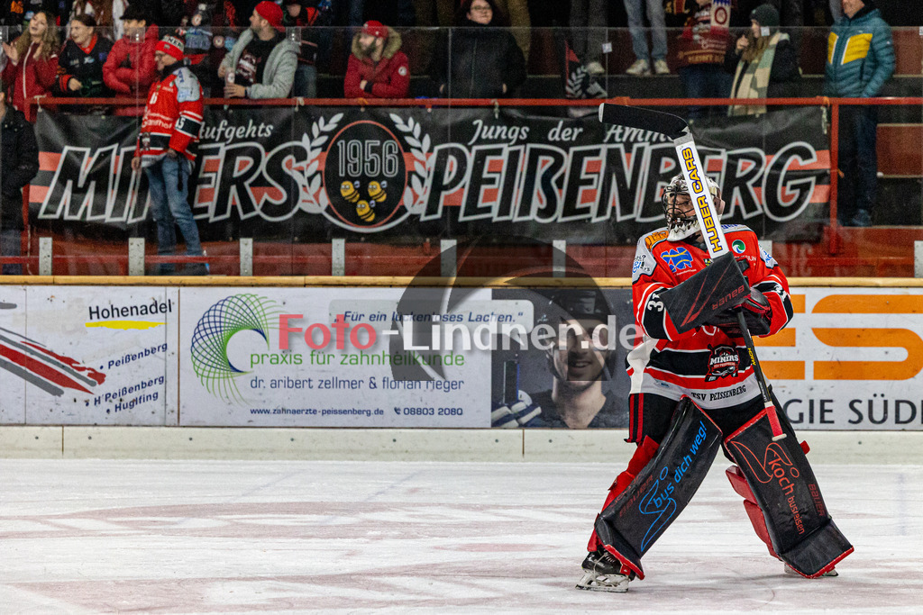 TSV Peißenberg Miners vs ESV Buchloe Pirates | Eishockey Bayernliga 2023/2024, TSV Peißenberg Miners vs ESV Buchloe Pirates,
Korbinian SERTL (Miners Goali 31) mit Fanbanner im Hintergrund,
2023-11-10 in Peißenberg (Eisstadion)
Korbinian SERTL (Miners Goali 31)
Copyright: WolfgangxLindner foto-lindner.de