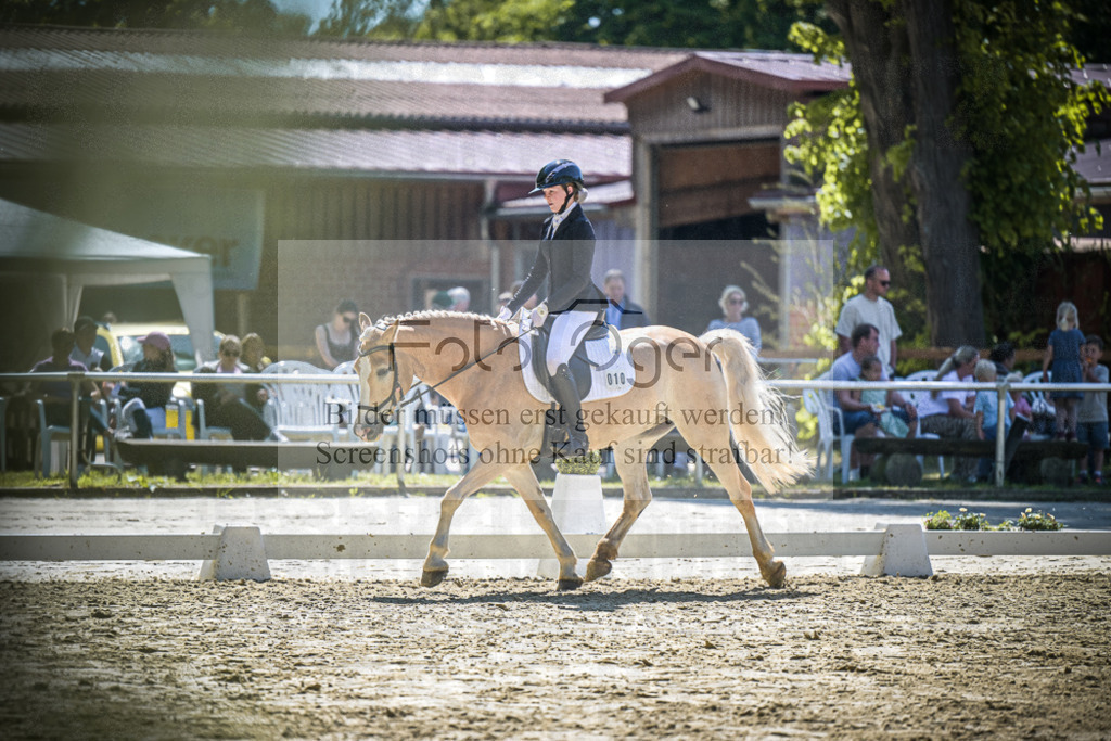 DOS_9827 | Entdecke hochwertige Reitturnierfotos von Foto Oger. Professionell, emotional und authentisch – jetzt Lieblingsmomente im Shop bestellen.Deutschlandweite Turnierfotografie. - Realisiert mit Pictrs.com