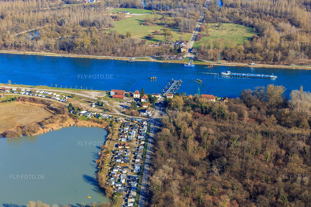 Luftbild: Rheinfähre Plittersdorf-Seltz und Camping Les Bords du Rhin in Seltz im Bundesland Bas-Rhin in Frankreich. – Foto: IMG_104842.jpg vom 14.03.2018 durch Werner Riehm/FLY-FOTO.de – Auflösung des Originals: 5472 x 3648 px – Inforoute alsace – la ville de Seltz