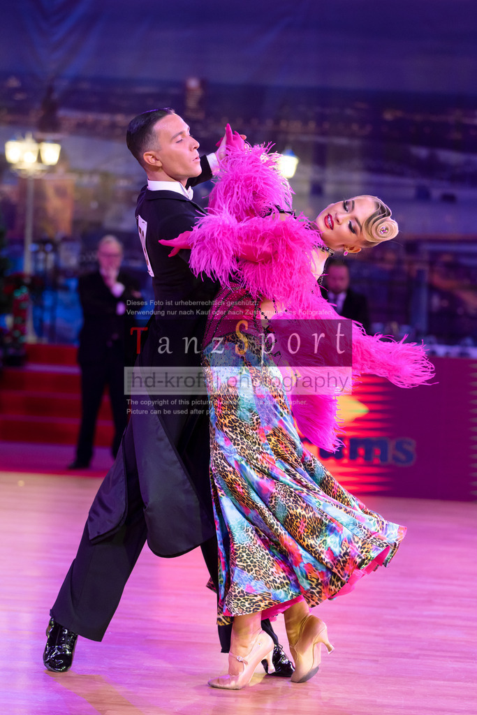 20241215_WDSF_Int_Open_Std-Riga-8861 | Tanzsportbilder, Standardtanz, Lateintanz, WDSF, DTV, LTVB, dancecomp, goc, hessen tanzt, blaues band der spree, walzer, tango, wiener walzer, slowfox, quickstepp, samba, rumba, cha-cha-cha, paso doble. jive, hd-kroft photography, turniertanzsport