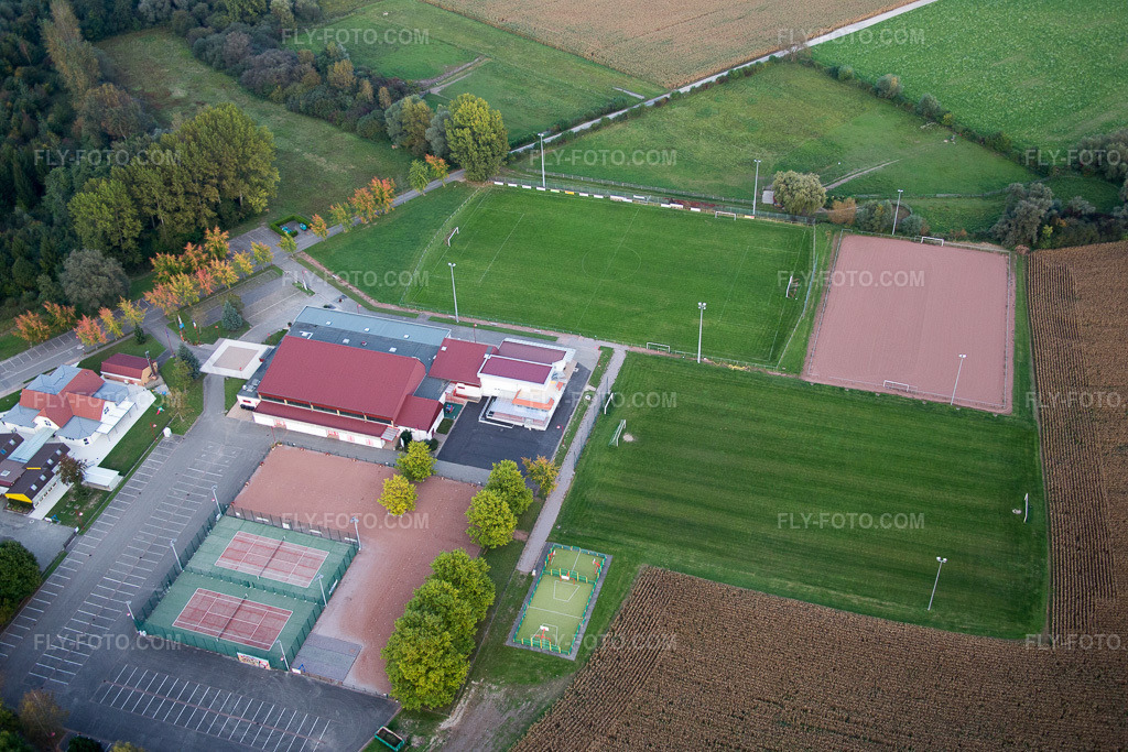 Aerial view: Perfect off-airport in the CTR in Beinheim in the state Bas-Rhin, France.Photo: IMG_074476.jpg taken on 10/04/2014 by Werner Riehm/FLY-FOTO.comResolution of the original: 5472 x 3648 px