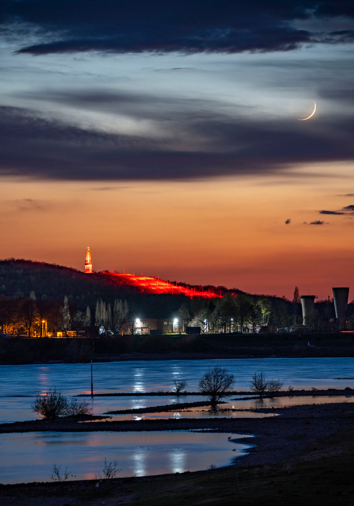 JT-210413 | Rhein bei Duisburg-Beeckerwerth, Halde Rheinpreussen in Moers, Haldenzeichen Das Geleucht, Lichtinstallation, Duisburg, NRW, Deutschland  - Realisiert mit Pictrs.com