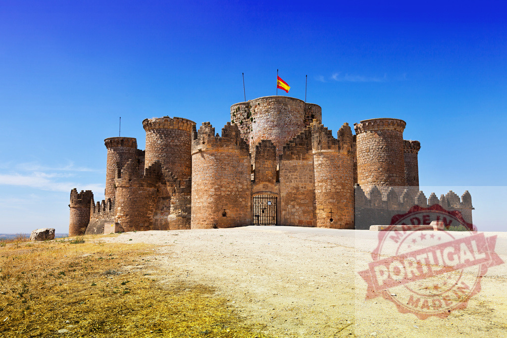 Castillo de Belmonte in Spain under clear blue sky. Cuenca - Spain | Castillo de Belmonte, a historic medieval castle in Spain, standing on a hill - Realisiert mit Pictrs.com