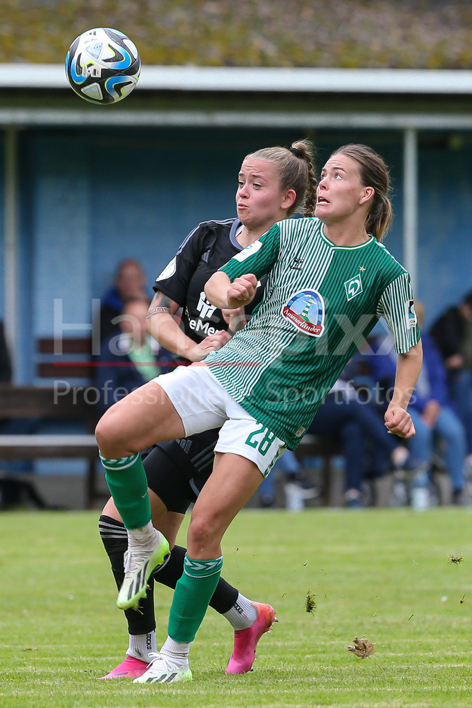 Fussball, Testspiel Frauen, Hamburger SV - SV Werder Bremen | v.li.: Dana Marquardt (Hamburger SV, 16) und Juliane Wirtz (SV Werder Bremen, 28) im Zweikampf, Duell, Dynamik, Aktion, Action, Spielszene